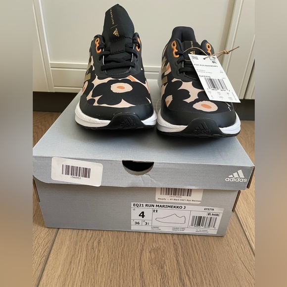 Marimekko x Adidas 4Y - Picture 9 of 10